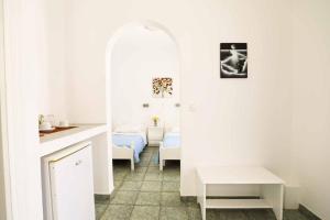 Postel nebo postele na pokoji v ubytování Finikas Santorini