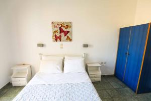 Postel nebo postele na pokoji v ubytování Finikas Santorini