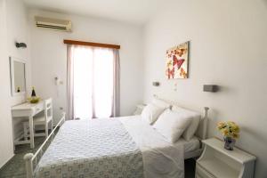 Postel nebo postele na pokoji v ubytování Finikas Santorini