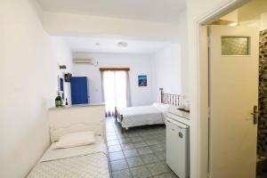 Postel nebo postele na pokoji v ubytování Finikas Santorini