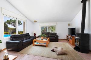 TV a/nebo společenská místnost v ubytování Mediterranean villa with pool near barcelona