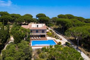 Výhled na bazén z ubytování Mediterranean villa with pool near barcelona nebo okolí
