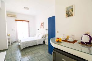 Postel nebo postele na pokoji v ubytování Finikas Santorini