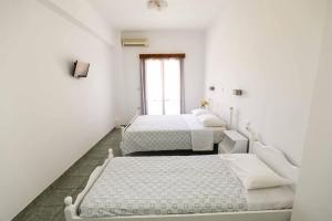 Postel nebo postele na pokoji v ubytování Finikas Santorini