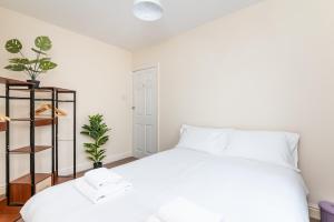 Pass the Keys 2 Bed with Garden Parking and York Minster views