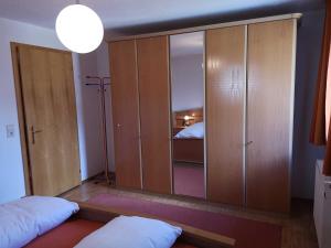 Rúm í herbergi á Appartements Duengler