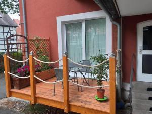 una terraza de madera con una cuerda y una silla. en Appartment Hochpaterre, en Springe