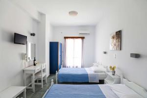 Postel nebo postele na pokoji v ubytování Finikas Santorini