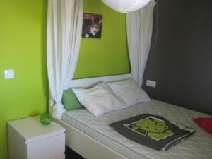 A bed or beds in a room at Arp Még 29 kép