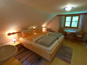 Un pat sau paturi într-o cameră la Alpenhaus Ganser-Dixit