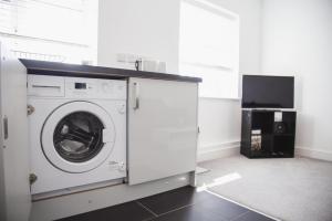 una lavadora y secadora blancas en una habitación en NEW 2BD Pontact Flat in the Heart of Didcot en Didcot