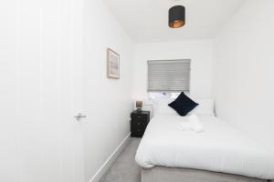 Tempat tidur dalam kamar di NEW 2BD Pontact Flat in the Heart of Didcot