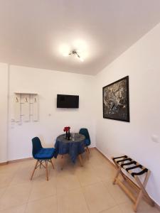 A television and/or entertainment centre at Bella House Nikiti