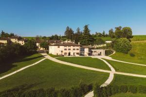 z góry widok na dużą posiadłość z domem w obiekcie Ca' del Moro Wine Retreat w mieście Grezzana