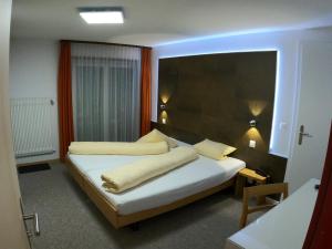 Kama o mga kama sa kuwarto sa Hotel Eden