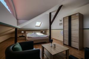 sypialnia z łóżkiem i stołem w pokoju w obiekcie Winnica Zbrodzice w Busku Zdroju