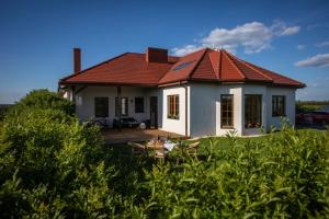 mały biały dom z czerwonym dachem w obiekcie Winnica Zbrodzice w Busku Zdroju