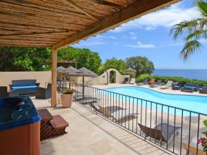 uma vista para a piscina a partir do deque de uma villa em La Côte Bleue em Sainte-Lucie de Porto-Vecchio