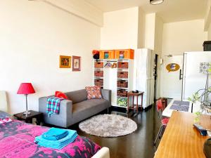 A seating area at Modern city apartment in Johannesburg - Maboneng