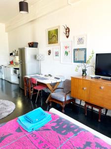 A television and/or entertainment centre at Modern city apartment in Johannesburg - Maboneng