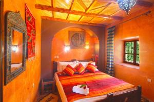 ein Schlafzimmer mit einem Bett in einem Zimmer in der Unterkunft Kasbah Imlil in Imlil