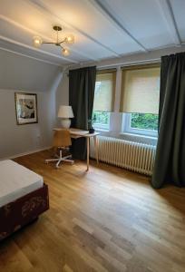 ラッツェブルクにあるHaus am Seeのベッドルーム1室(ベッド1台、デスク、窓付)