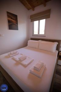 Postel nebo postele na pokoji v ubytování Blue Water Hotel Ksamil