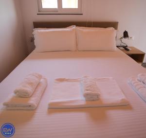 Postel nebo postele na pokoji v ubytování Blue Water Hotel Ksamil