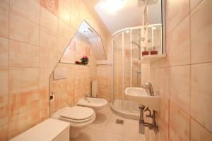 ein kleines Badezimmer mit Toilette und Waschbecken in der Unterkunft Holiday Home Villa Bella in Vrsar
