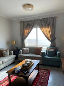 ein Wohnzimmer mit einem Sofa und einem Couchtisch in der Unterkunft الشروق شقه فندقيه vip البيت بيتك in King Abdullah Economic City