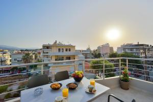 balkon ze stołem i jedzeniem w obiekcie Elia Residences w Chanii