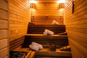 a sauna with white towels in a wooden room at Willa Pod Kolejką in Szczawnica