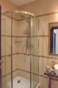 La salle de bains est pourvue d'une douche, d'une baignoire et d'un lavabo. dans l'établissement Dune Residence Apartments, à Sunny Beach