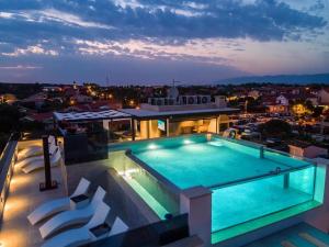 Bazén v ubytovaní GrandPalazzo with rooftop swimming pool alebo v jeho blízkosti
