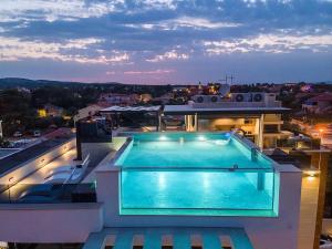 Bazén v ubytovaní GrandPalazzo with rooftop swimming pool alebo v jeho blízkosti