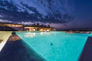 Bazén v ubytovaní GrandPalazzo with rooftop swimming pool alebo v jeho blízkosti