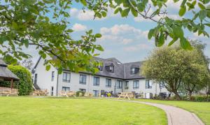 基拉盧的住宿－Killaloe Hotel & Spa，前面有草坪的白色大建筑