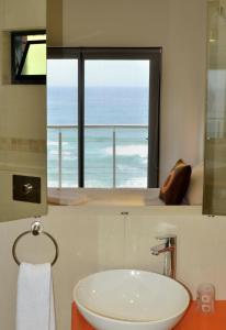 Bathroom sa Greenfire Dolphin Coast Lodge
