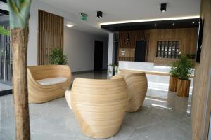 un vestíbulo con sillas y un bar en un edificio en HAVANA, en Lublin