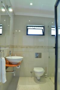 A bathroom at Greenfire Dolphin Coast Lodge