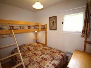 a bedroom with two bunk beds and a window at Appartement Les Saisies, 2 pièces, 5 personnes - FR-1-293-120 in Les Saisies