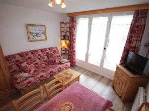 a living room with a couch and a tv at Appartement Les Saisies, 2 pièces, 5 personnes - FR-1-293-120 in Les Saisies