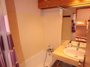 La salle de bains est pourvue d'un lavabo, d'une baignoire et d'une douche. dans l'établissement Studio Les Saisies, 1 pièce, 4 personnes - FR-1-293-157, aux Saisies