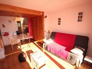 a living room with a bed and a table at Studio Les Saisies, 1 pièce, 4 personnes - FR-1-293-157 in Les Saisies