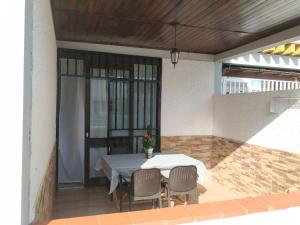 einen Tisch und Stühle auf der Terrasse eines Hauses in der Unterkunft Helios Studio Drago in Costa Del Silencio