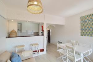 Køkken eller tekøkken på Apt 1 Quarto, Piscina, AC, Varanda, Prestige For Home + 9 billeder