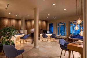 Lounge o bar area sa LOEV - VELA Hotels