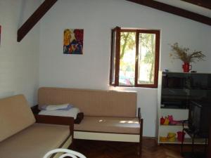 salon z kanapą i oknem w obiekcie Holiday Home Pine Villa w Pakoštane