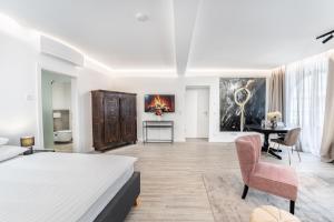Smile Apartments “Art Collection“ في كريمس ان دير دوناو: غرفة نوم بيضاء بسرير وطاولة وكراسي