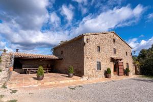 a large stone building with a picnic table in front of it at Casa Moixella in Lladurs